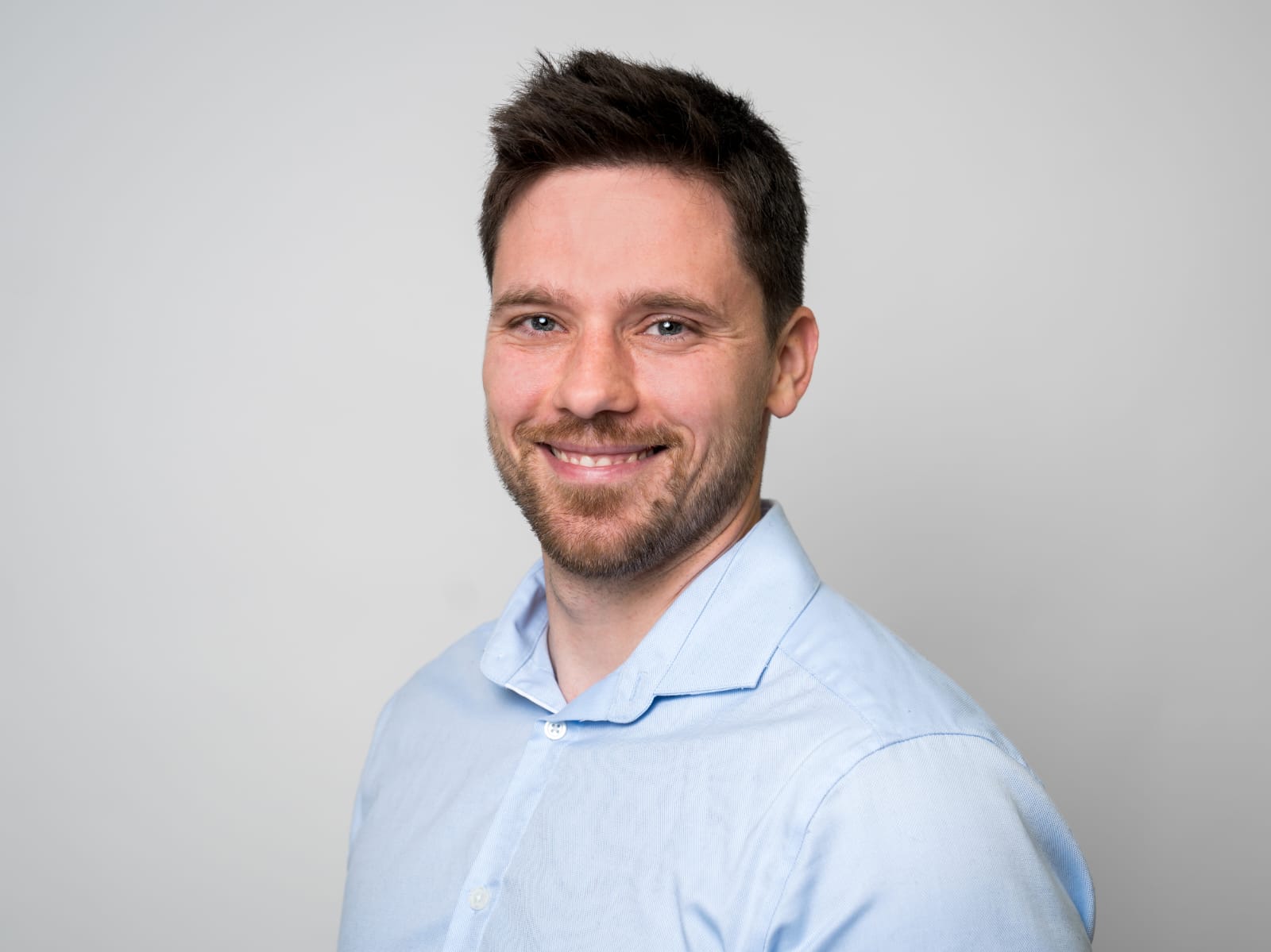 Portrait de Jonathan Saenger, expert en communication numérique pour le secteur public.